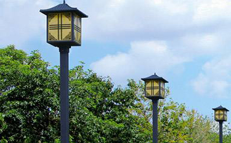 太阳能乌苏庭院灯怎么选亮度与续航更耐用